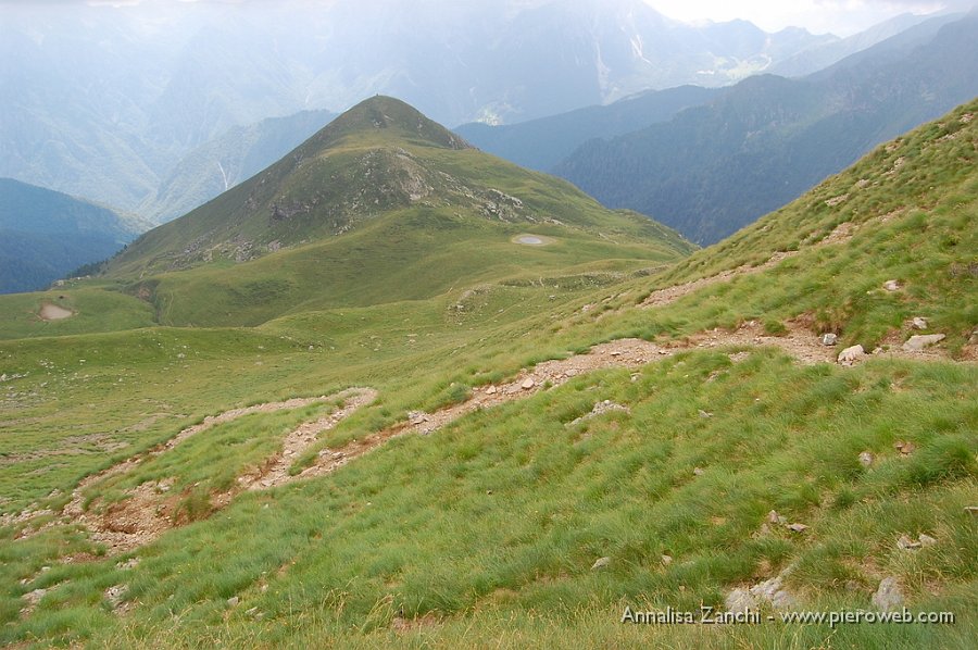 21 Il monte Avaro visto salendo ai laghi di Ponteranica.JPG